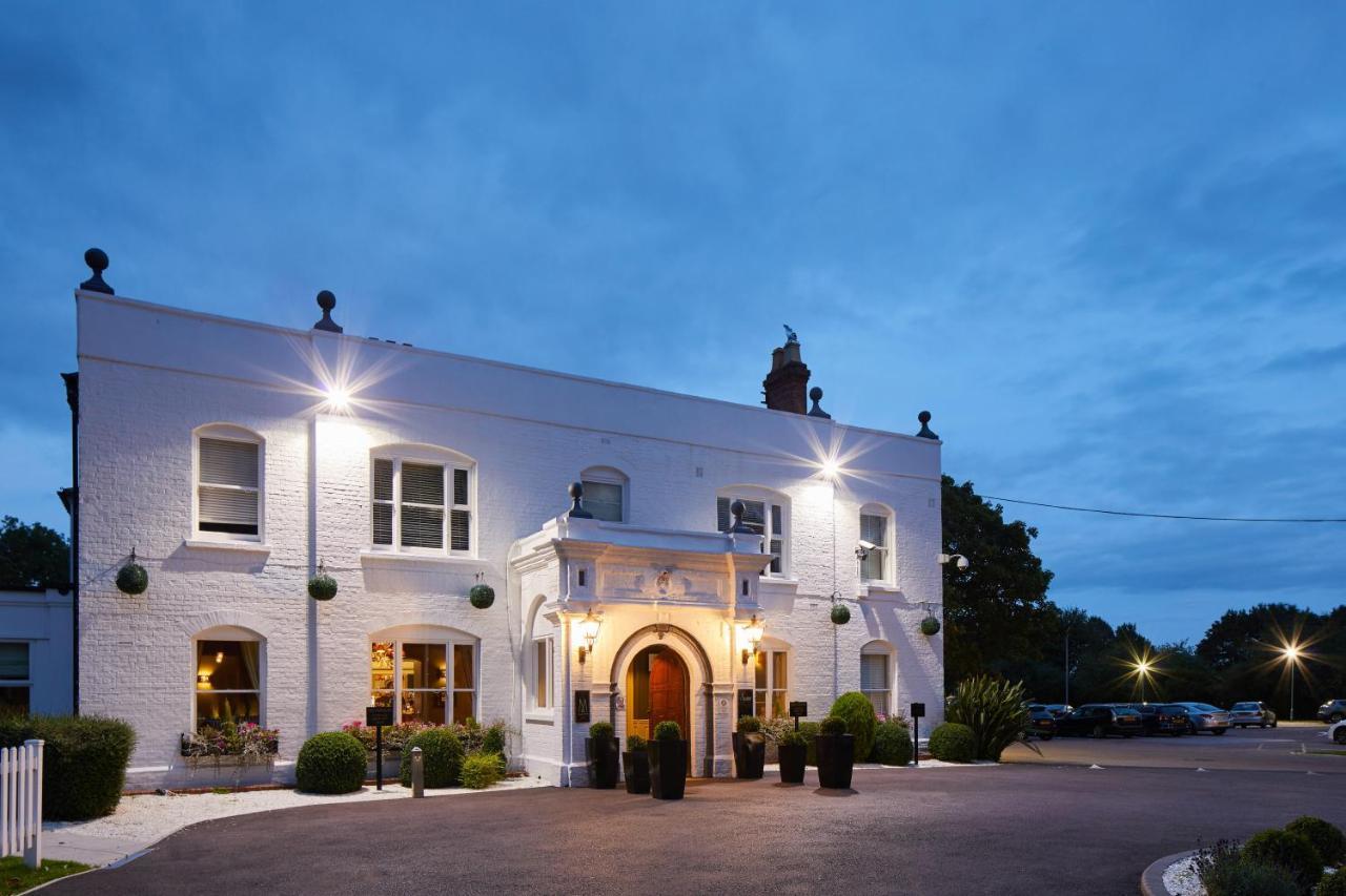 Worldhotels Distinctive Woughton House Hotel 밀턴 케인즈 외부 사진