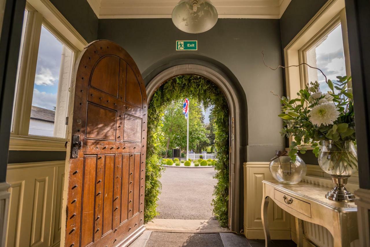 Worldhotels Distinctive Woughton House Hotel 밀턴 케인즈 외부 사진