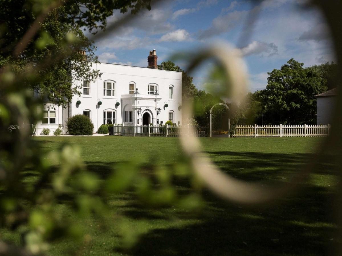 Worldhotels Distinctive Woughton House Hotel 밀턴 케인즈 외부 사진
